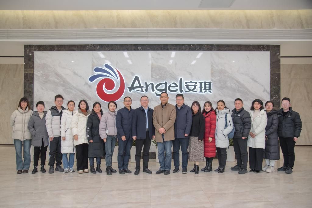 一群人站在一起描述已自动生成