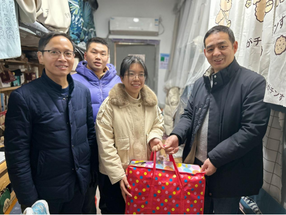 一群男人和女人站在一起中度可信度描述已自动生成