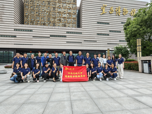 一群人站在建筑前描述已自动生成 一群人站在建筑前描述已自动生成