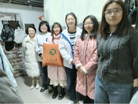 一群人站在一起合影描述已自动生成