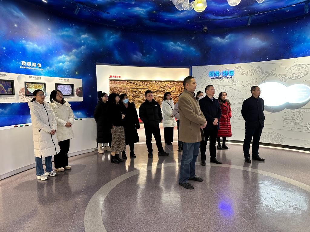 一群人站在台上低可信度描述已自动生成