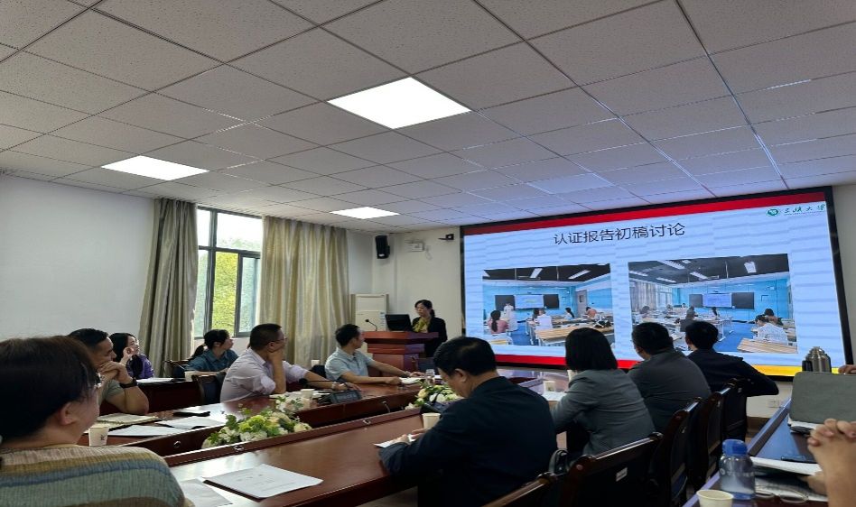 一群人在餐厅里用餐描述已自动生成 一群人在餐厅里用餐描述已自动生成