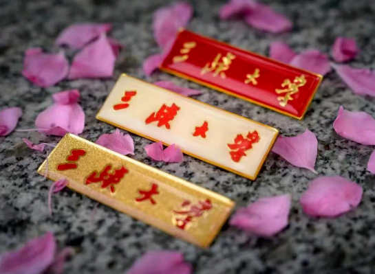 东风随春归 发我枝上花