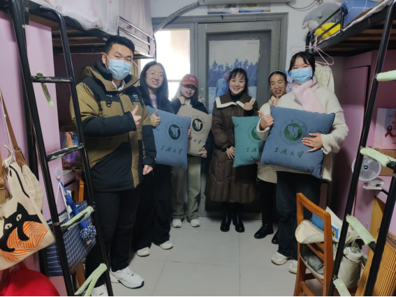 图片包含 人, 室内, 一群, 人们描述已自动生成