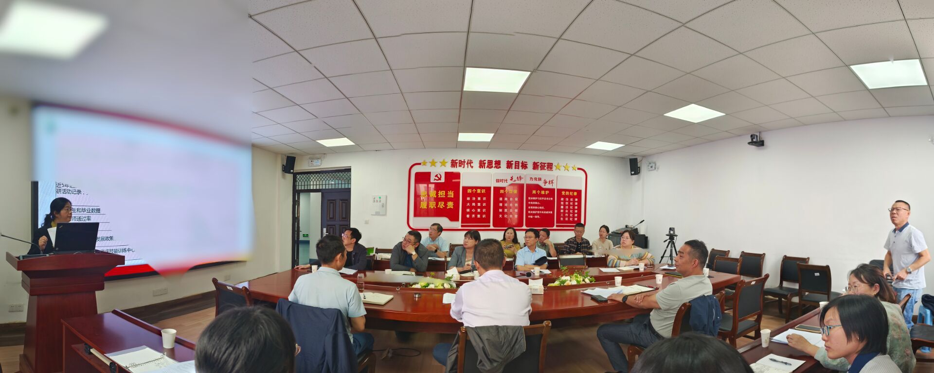 人们在看台上的人在房间里中度可信度描述已自动生成 人们在看台上的人在房间里中度可信度描述已自动生成