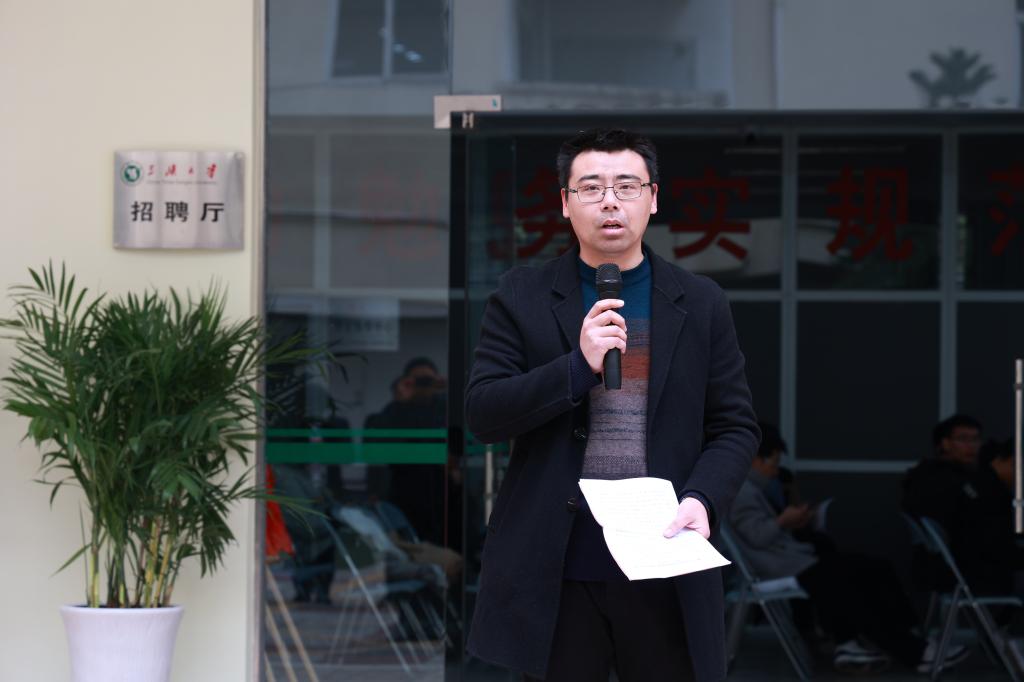 宜昌市劳动就业管理局局长王冬讲话