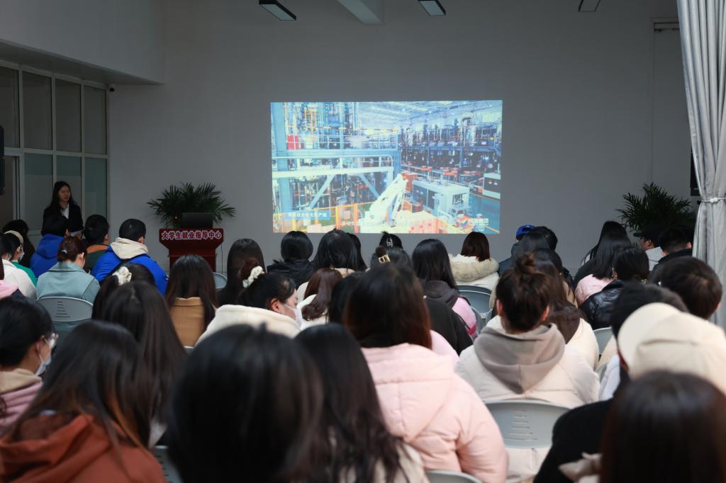 学校百余名学生参加兴发集团宣讲会